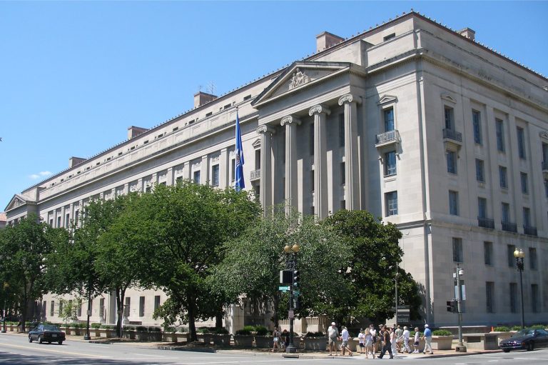 Façade du Robert F. Kennedy Department of Justice Building, siège du DOJ américain qui a signé la reclassification du cannabis en annexe III