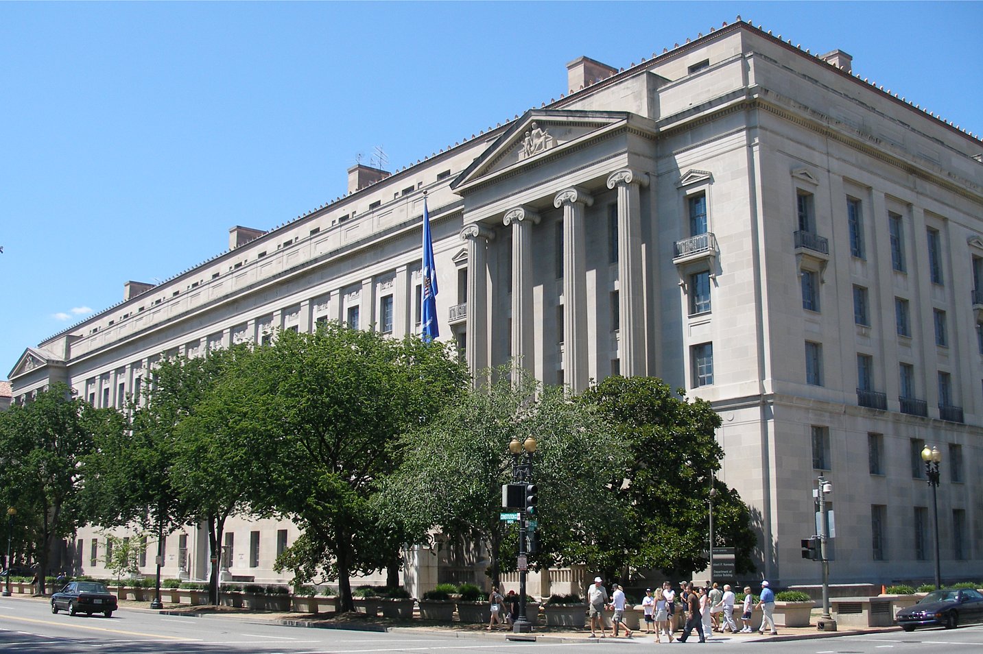 Façade du Robert F. Kennedy Department of Justice Building, siège du DOJ américain qui a signé la reclassification du cannabis en annexe III