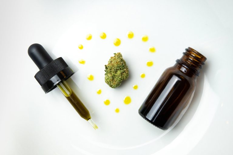 Flacon d'extrait de cannabis sur fond clair illustrant l'arrivée d'un médicament cannabis plante entière en Europe