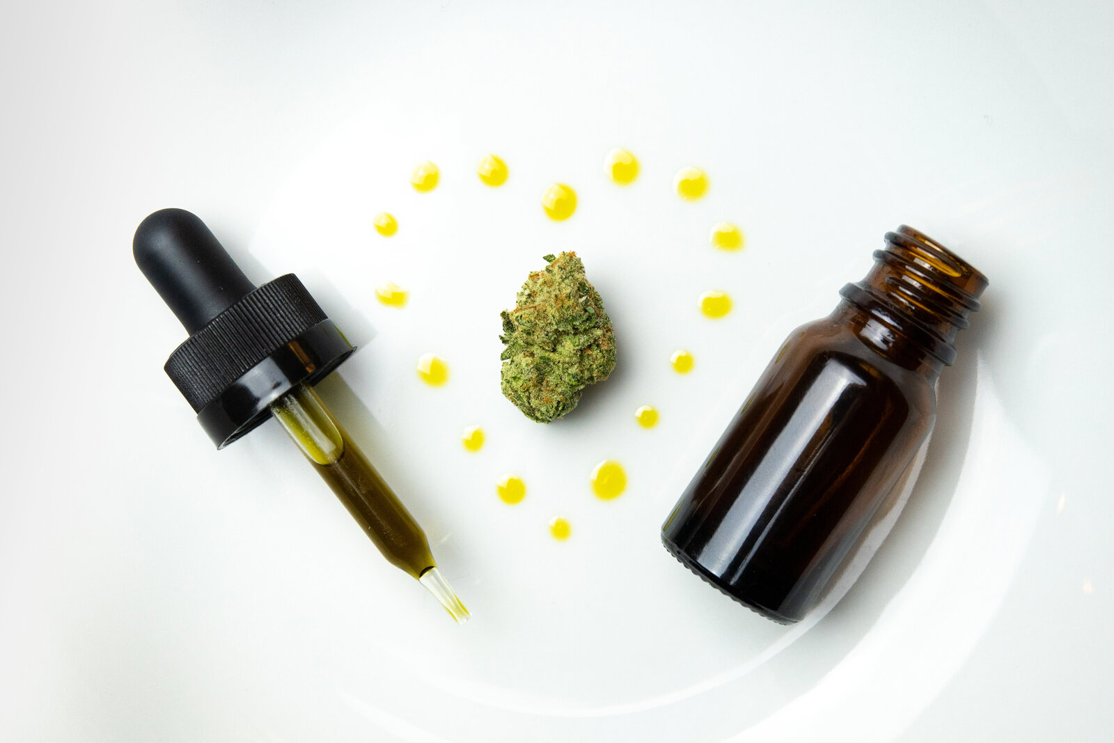 Flacon d'extrait de cannabis sur fond clair illustrant l'arrivée d'un médicament cannabis plante entière en Europe