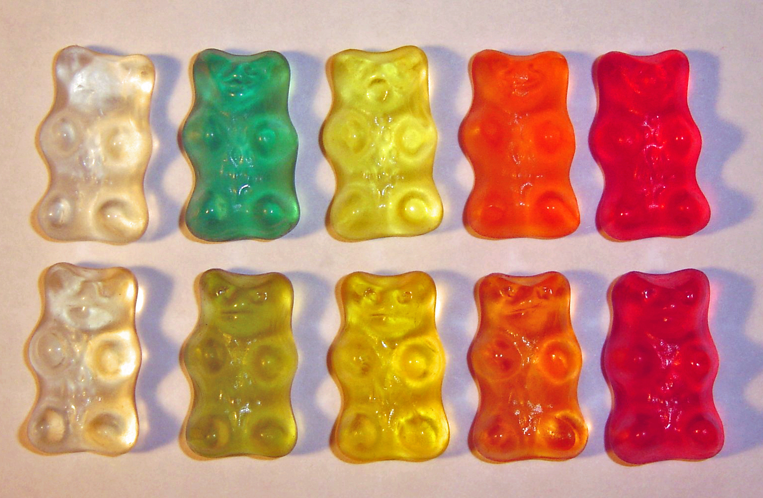 Bonbons gélifiés multicolores, illustration des gummies au THC et néo-cannabinoïdes en Europe