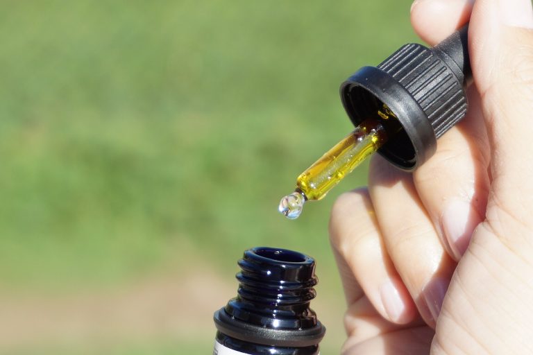 Bouteille d'huile de CBD avec feuille de chanvre, illustrant l'interdiction des produits CBD ingestibles à partir du 15 mai 2026